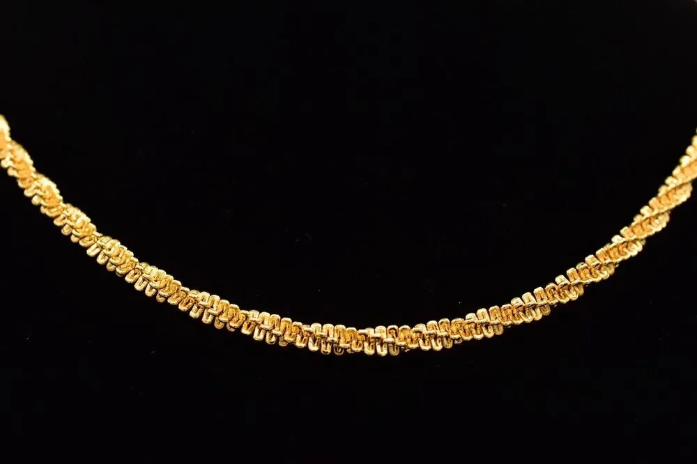 Vintage Twisted Chain Collar Necklace Yellow Gold Tone Metallic Shiny 80s BinA17